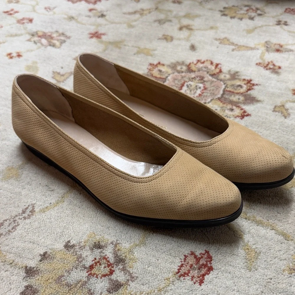 Salvatore Ferragamo Women's Beige Perforated Flats